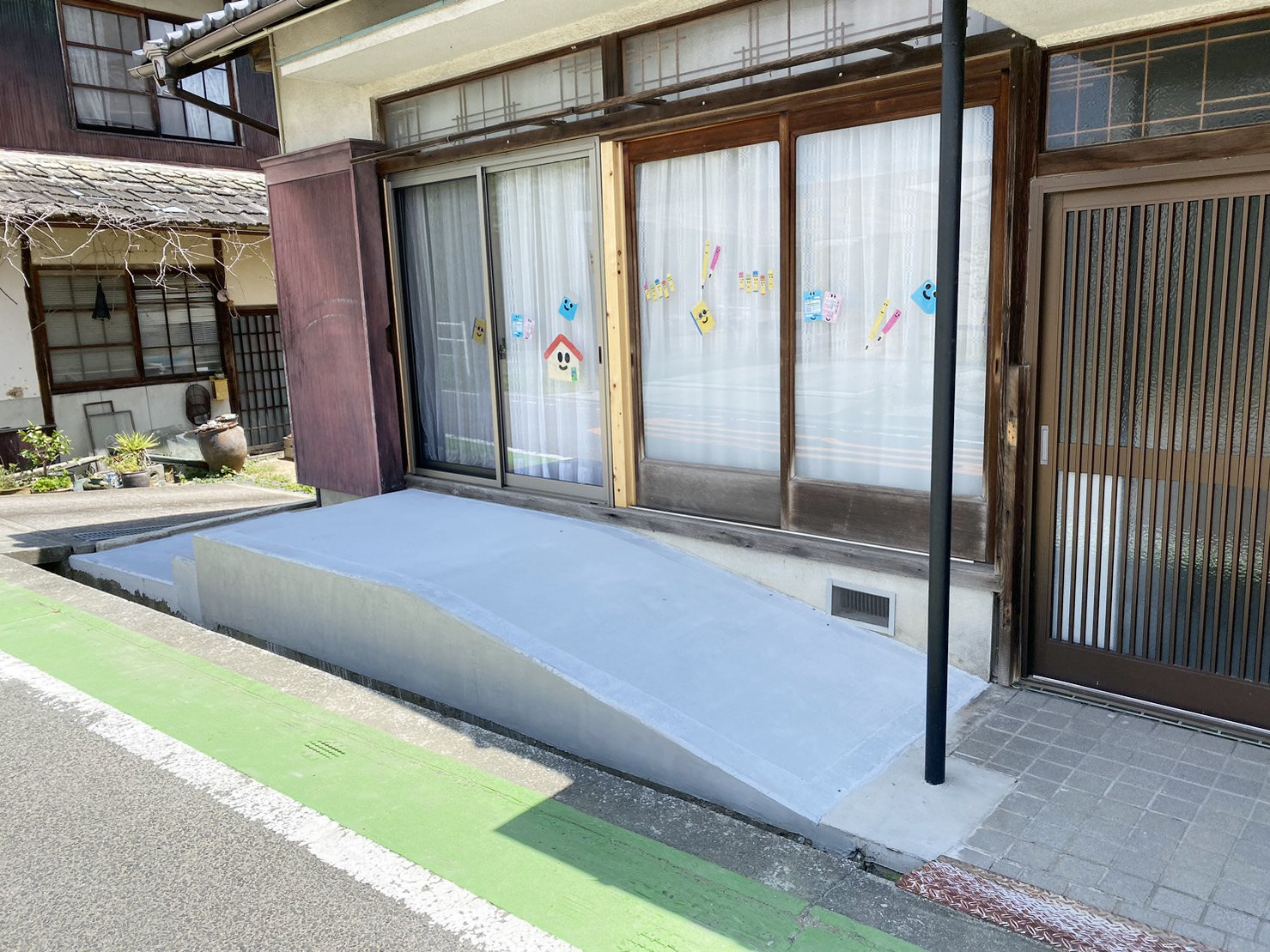 【香川県の綾川町・Ｏ先生の塾】コンクリートスロープ／サッシ工事㊗完工㊗ (株)カインズガーデン｜香川県の庭リフォーム工事，サッシリフォーム