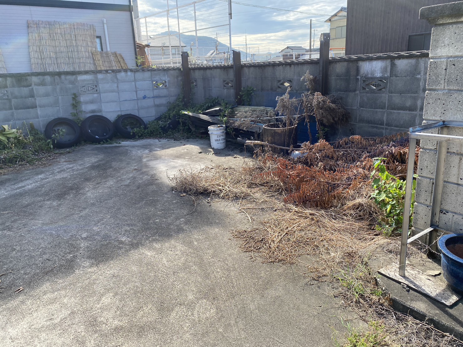 【香川県・宇多津町Ｋ様邸】フェンス工事＆不用品の回収処分、本日スタート👷 (株)カインズガーデン｜香川の庭リフォーム工事，外構・エクステリア工事