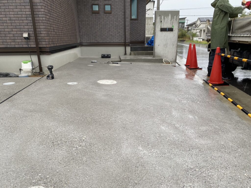 【香川県高松市Ｈ様邸】外構工事／駐車場洗い出し・タイル下地・ステップ等コンクリート系完了✨