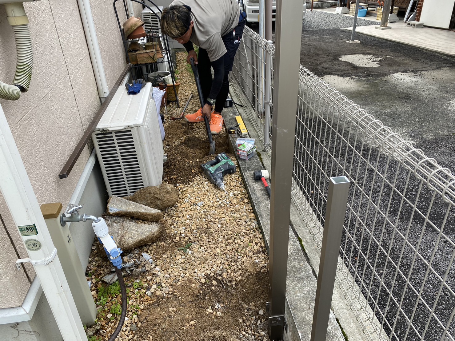 【香川県三豊市山本町Ｍ様邸】庭リフォーム工事／フェンス柱設置中 (株)カインズガーデン｜香川の庭リフォーム工事，外構・エクステリア工事，改修工事