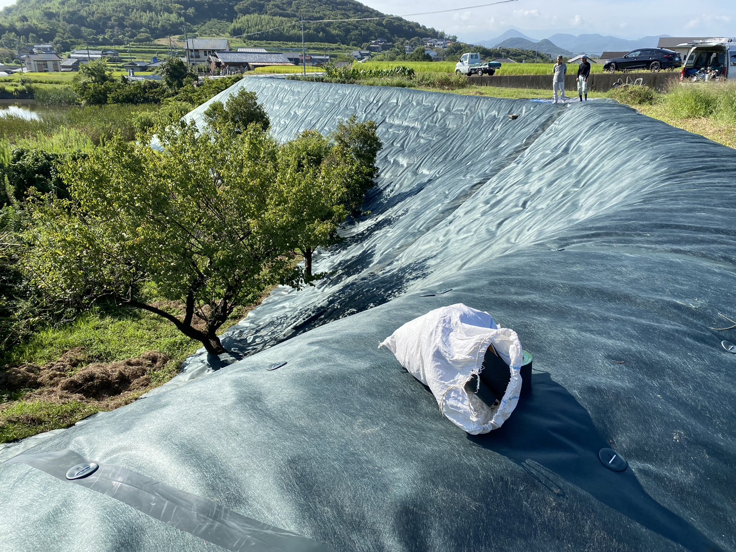 【香川県・綾川町Ｔ様邸】田んぼの法面、防草シートで雑草対策！本日完了予定✨ (株)カインズガーデン｜庭リフォーム工事