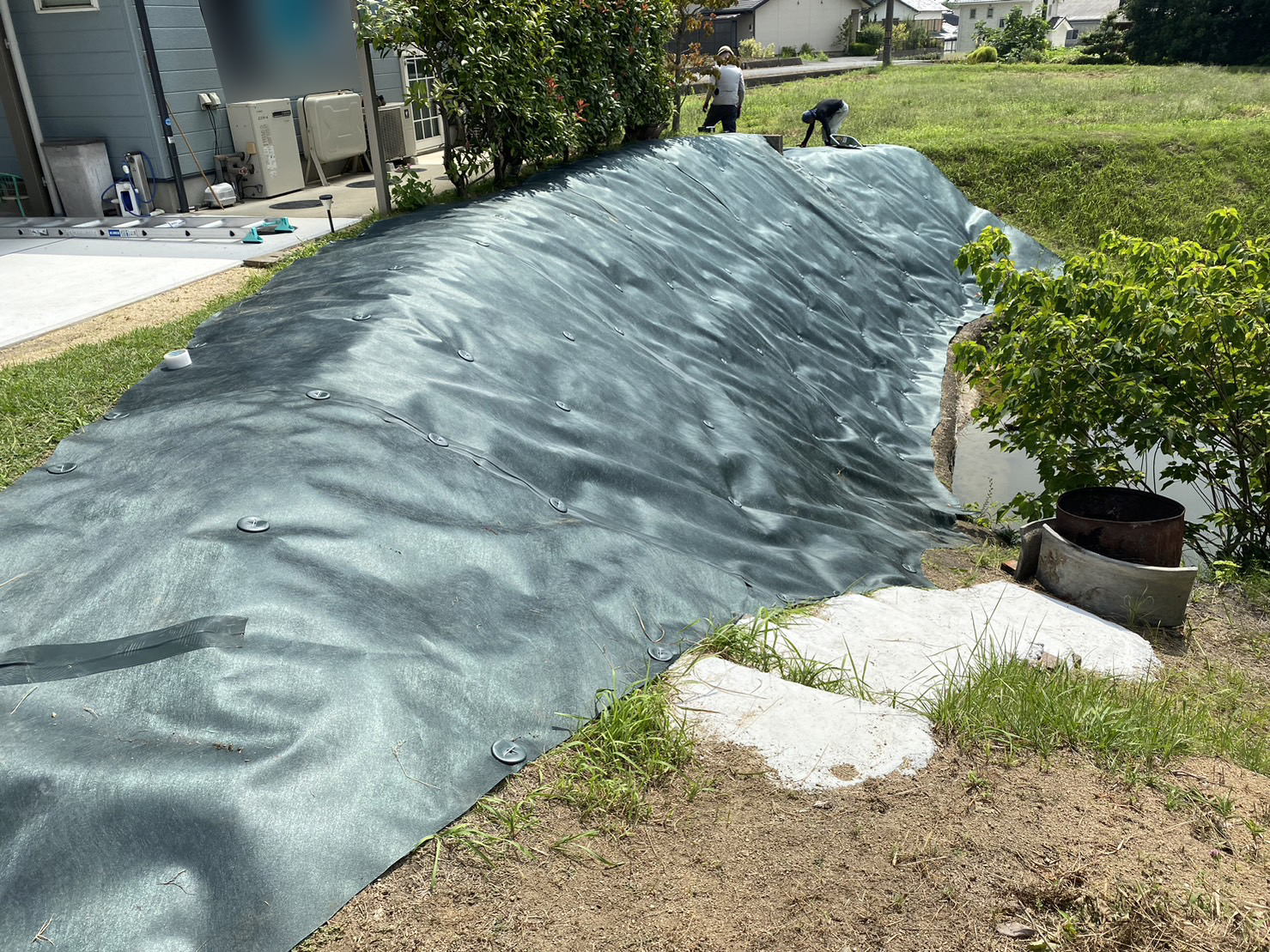 【香川県・綾川町Ｔ様邸】庭リフォーム工事／裏庭の雑草対策・防草シート敷き (株)カインズガーデン｜香川の庭リフォーム工事