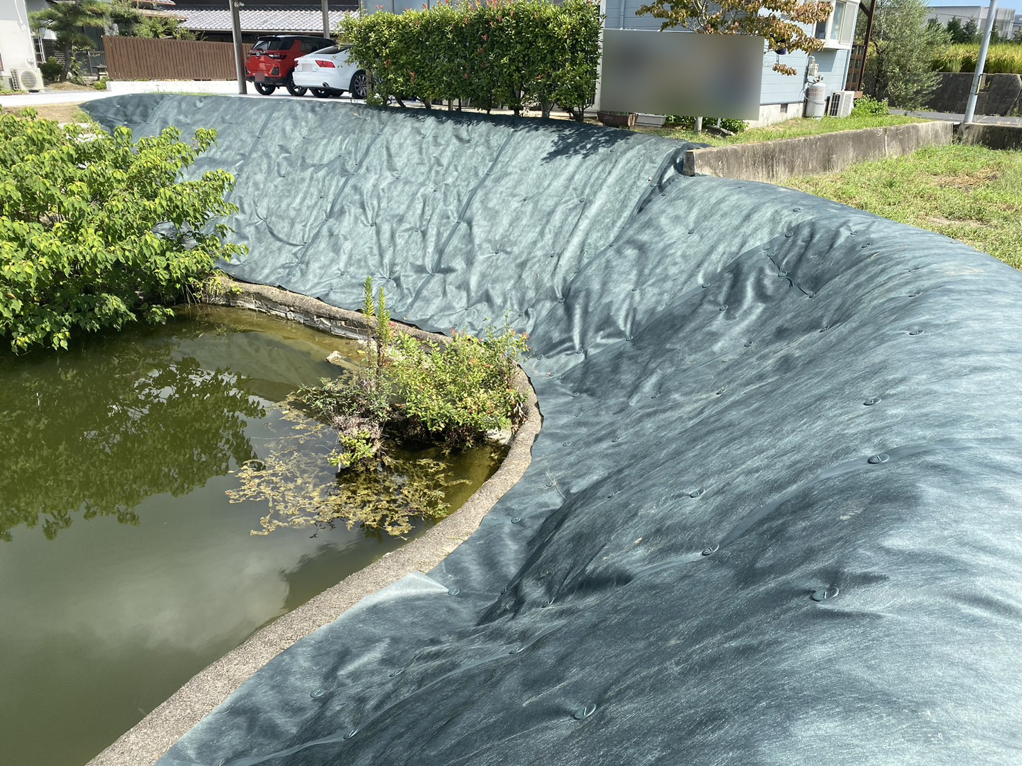 【香川県・綾川町Ｔ様邸】庭リフォーム工事／裏庭の雑草対策、あと一頑張り✊ (株)カインズガーデン｜香川の庭リフォーム工事