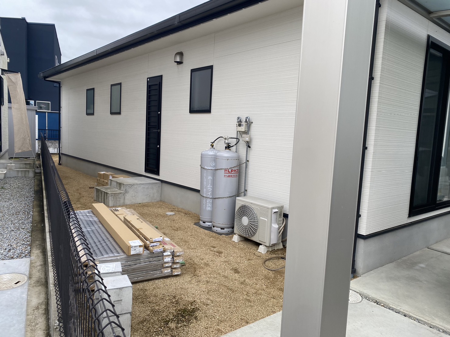 【香川県・綾川町ＴＡ様邸】目隠しフェンス・テラス・ウッドデッキ設置、本日着工👷 (株)カインズガーデン｜香川の庭リフォーム工事