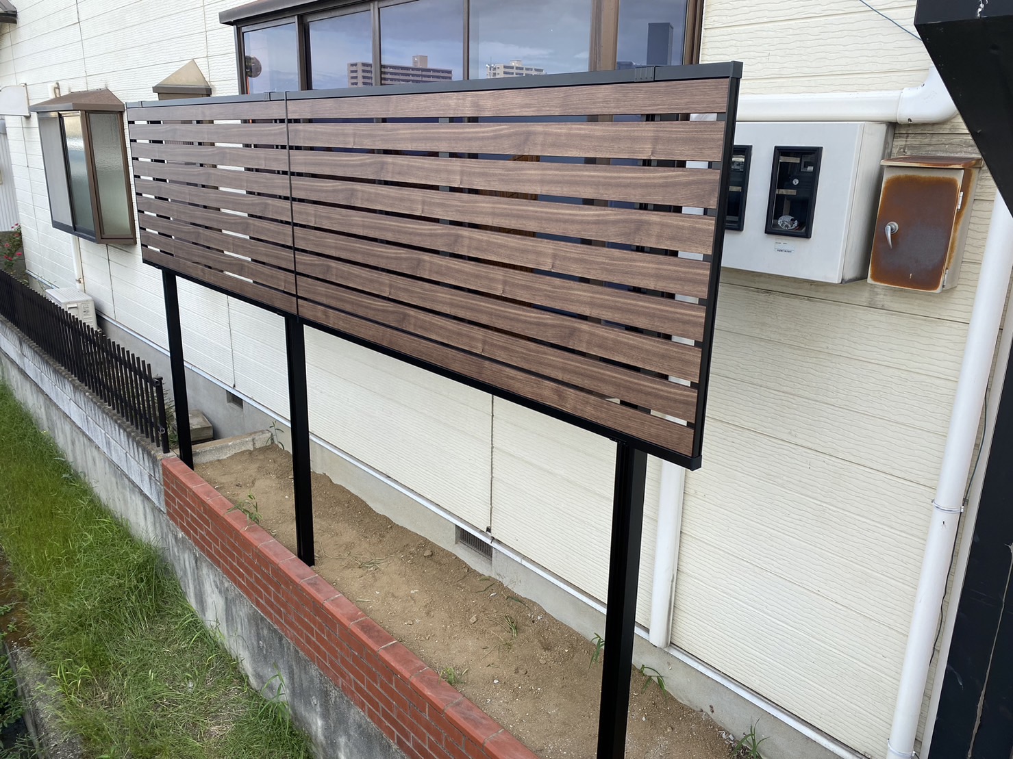 【香川県高松市】会社事務所／出窓部分の目隠しフェンス設置工事㊗完工㊗ (株)カインズガーデン｜香川の庭リフォーム工事