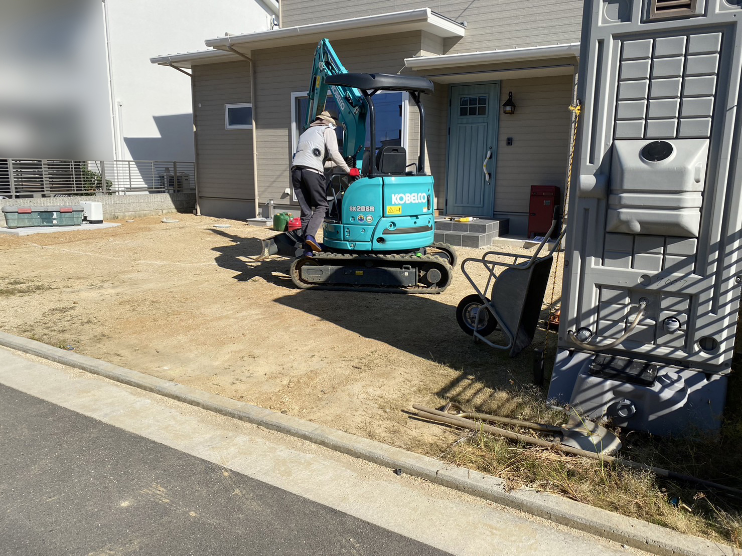 【香川県高松市Ｔ様邸】本日着工👷目隠しフェンス・駐車場・裏庭の雑草対策 (株)カインズガーデン｜香川の庭リフォーム工事