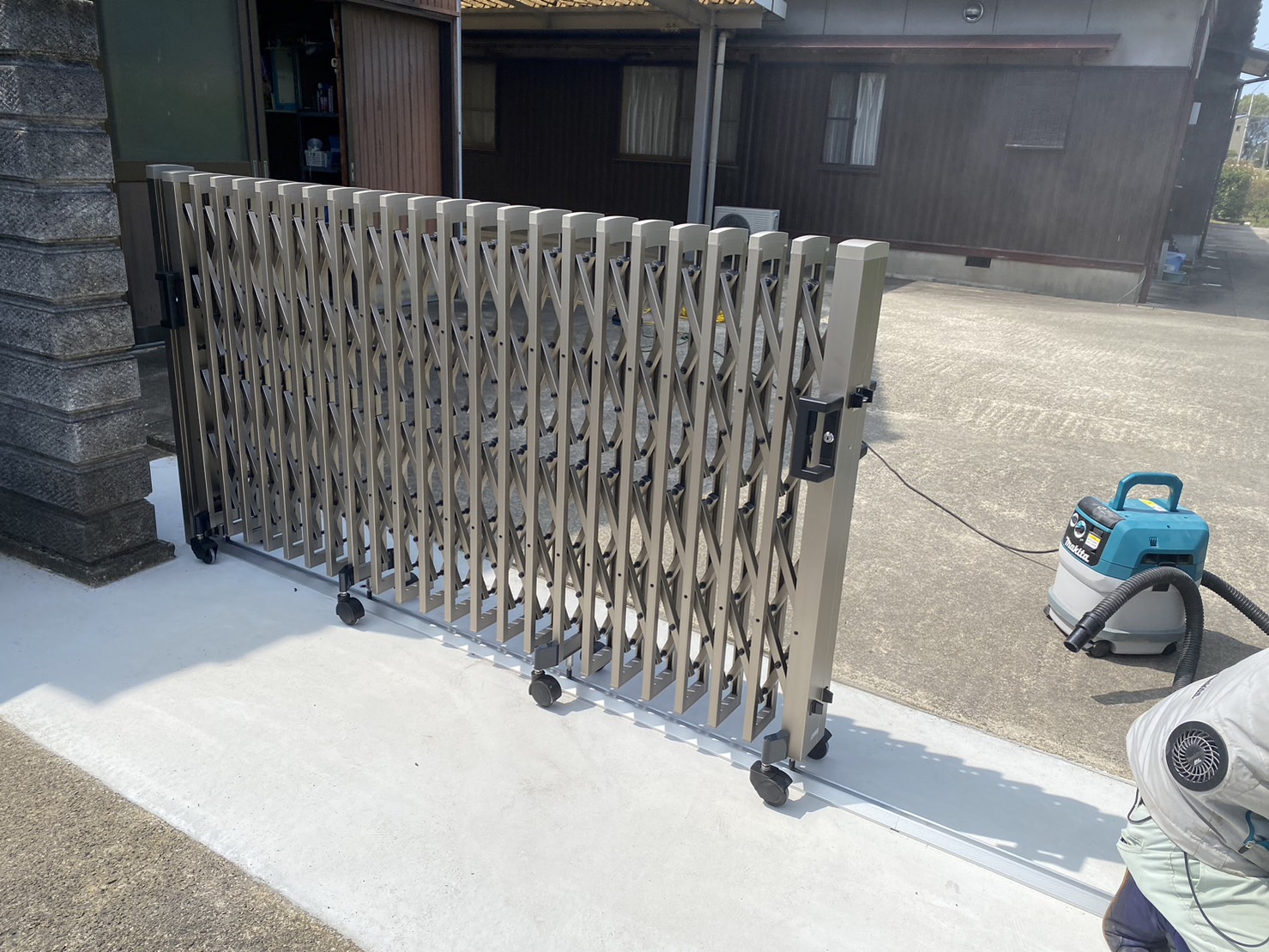 【香川県・綾川町Ｙ様邸】庭リフォーム工事㊗完工㊗／伸縮門扉交換・古くなったコンクリート打ち替え (株)カインズガーデン