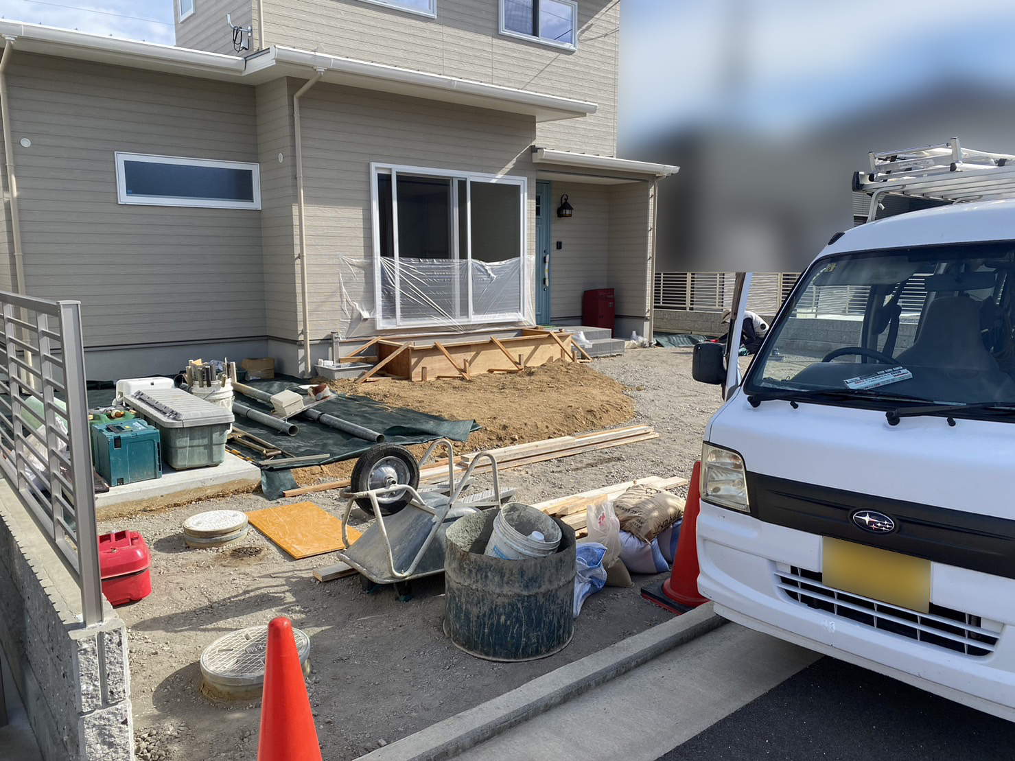 【香川県高松市Ｔ様邸】コンクリートデッキの生コン打設＆裏庭の防草シート張り (株)カインズガーデン｜香川の庭リフォーム