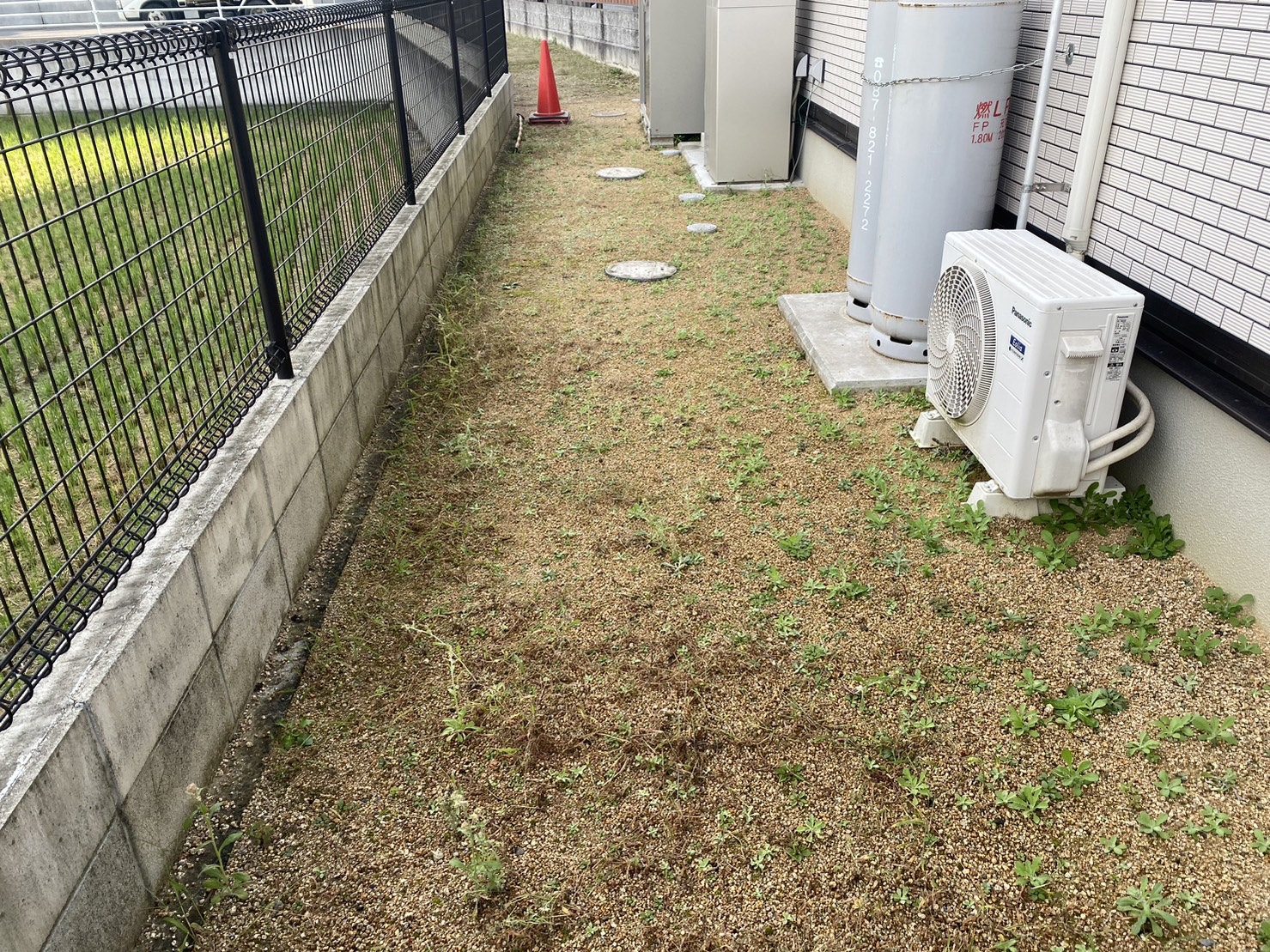 【香川県・国分寺町Ｏ様邸】雑草対策・ウッドデッキ設置／庭リフォーム工事着工👷 (株)カインズガーデン｜香川県の庭づくり