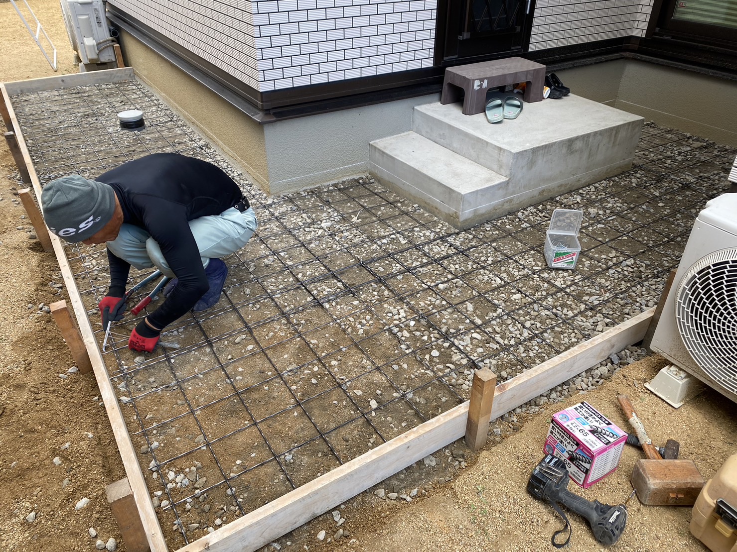 【香川県・国分寺町Ｏ様邸】ウッドデッキ下のコンクリート打設準備 (株)カインズガーデン｜香川の庭リフォーム工事，庭づくり