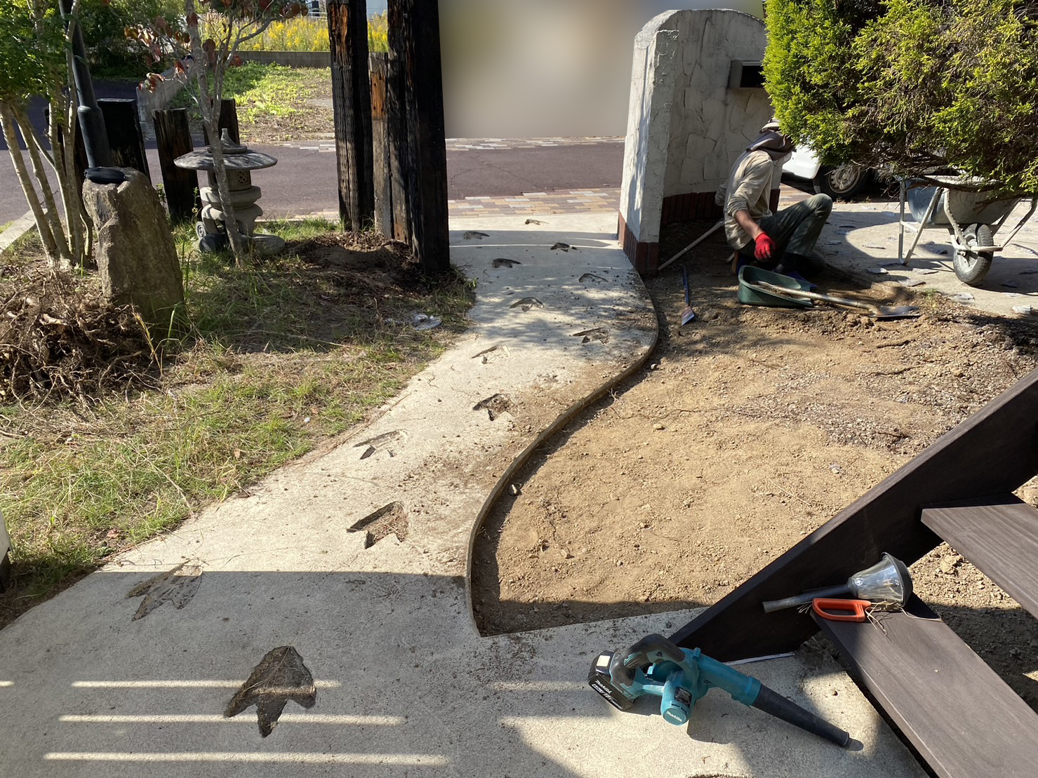 【香川県高松市Ｉ様邸】雑草や庭木・植栽撤去＆鋤取り順調です✨ (株)カインズガーデン｜香川県の雑草対策，庭リフォーム工事，庭仕舞い