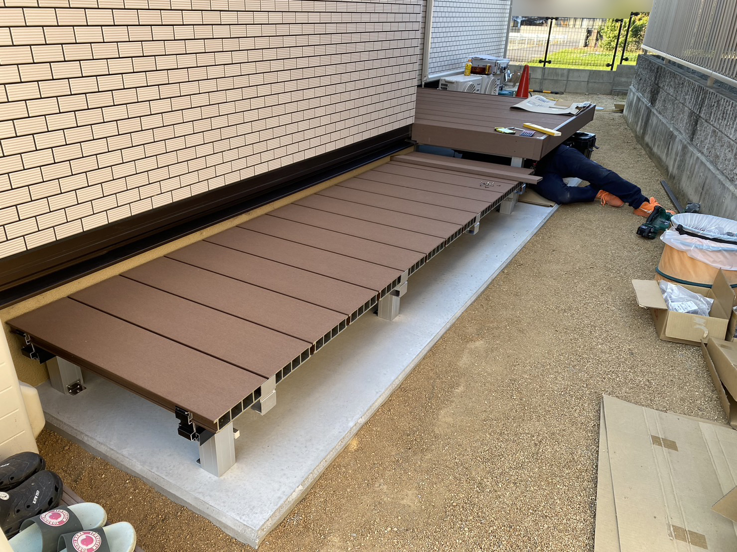 【香川県・国分寺町Ｏ様邸】ウッドデッキ完成間近 (株)カインズガーデン｜香川県の雑草対策，庭リフォーム工事，庭づくり