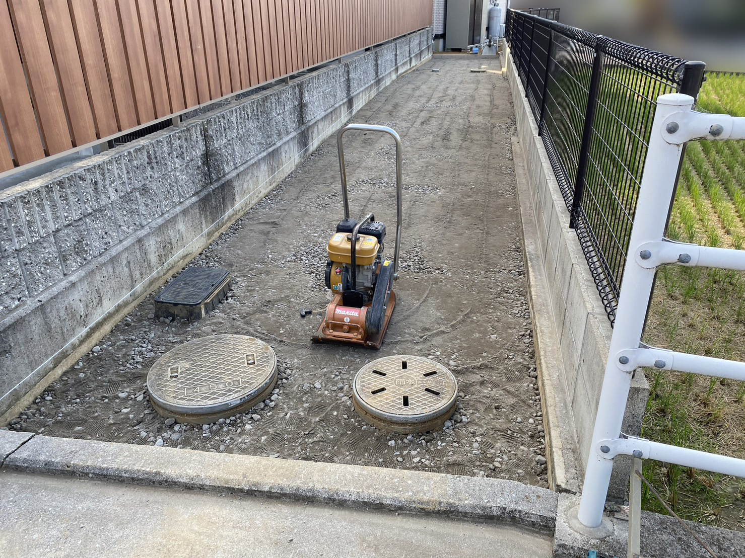 【香川県・国分寺町Ｏ様邸】道と裏庭スッキリ✨雑草対策準備完了！ (株)カインズガーデン｜香川の雑草対策，庭リフォーム工事