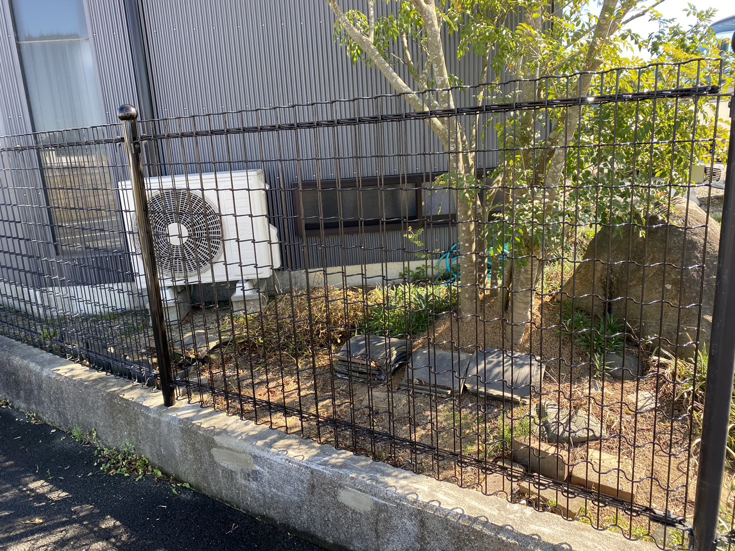 【香川県三豊市Ａ様邸❶】フェンス修繕工事㊗完工㊗ (株)カインズガーデン｜香川県の庭リフォーム工事，庭仕舞い，修繕工事