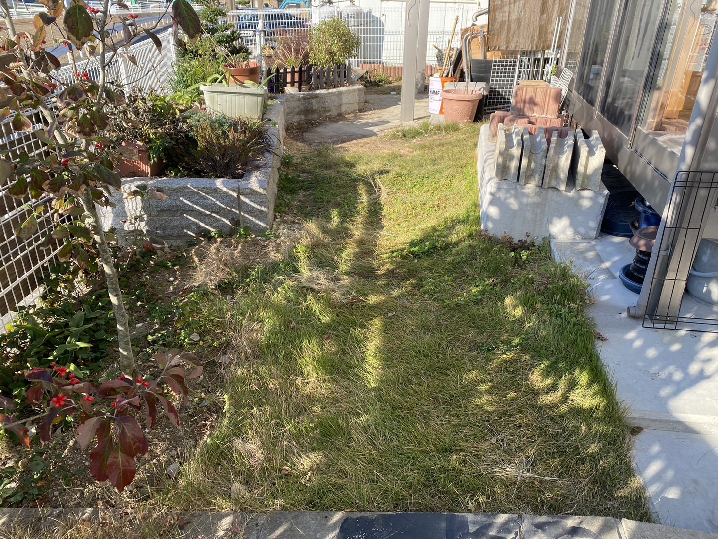 【香川県・香南町Ｏ様邸】雑草対策／庭木等撤去処分／フェンス囲い本日着工👷 (株)カインズガーデン｜庭リフォーム工事，庭仕舞い