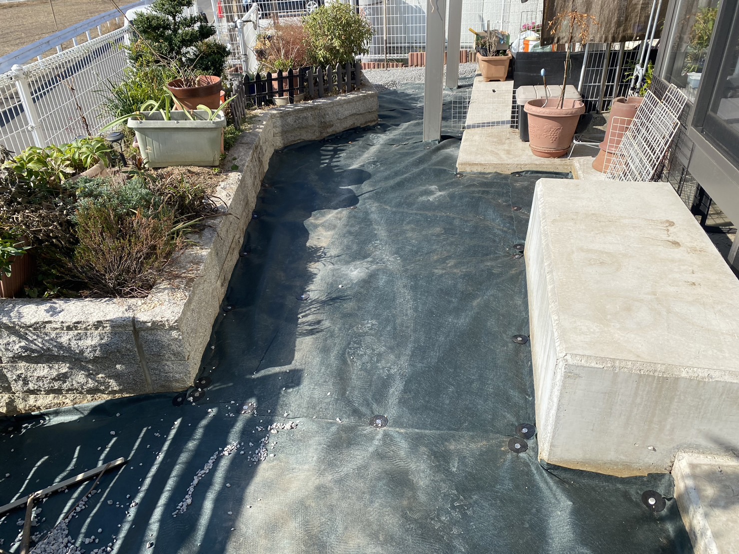 【香川県・香南町Ｏ様邸】雑草対策開始！防草シートと砂利敷き (株)カインズガーデン｜香川県の庭リフォーム工事，庭仕舞い