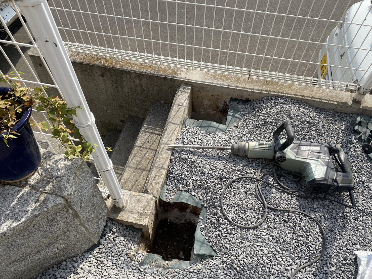 【香川県・香南町Ｏ様邸】ワンちゃん囲い／フェンス・門扉の柱たて (株)カインズガーデン｜香川の庭リフォーム工事，庭仕舞い