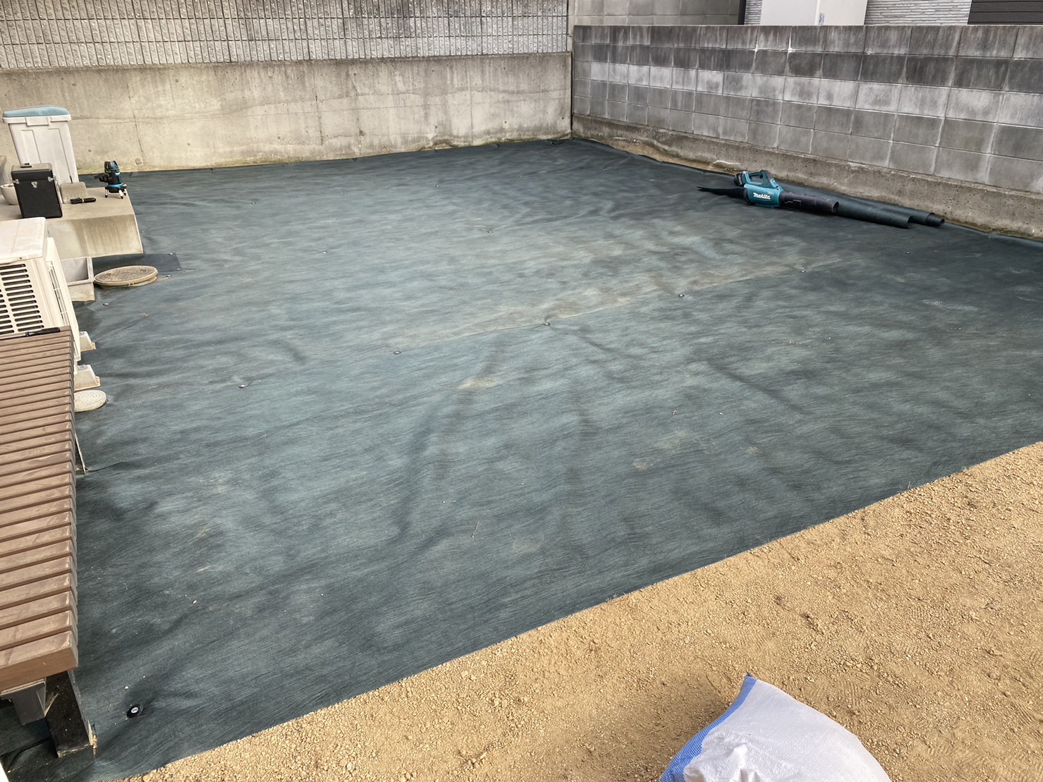 【香川県丸亀市Ｔ様邸】雑草撤去完了／ワンちゃん囲いのフェンス柱準備 (株)カインズガーデン｜香川の雑草対策，庭リフォーム工事，庭仕舞い