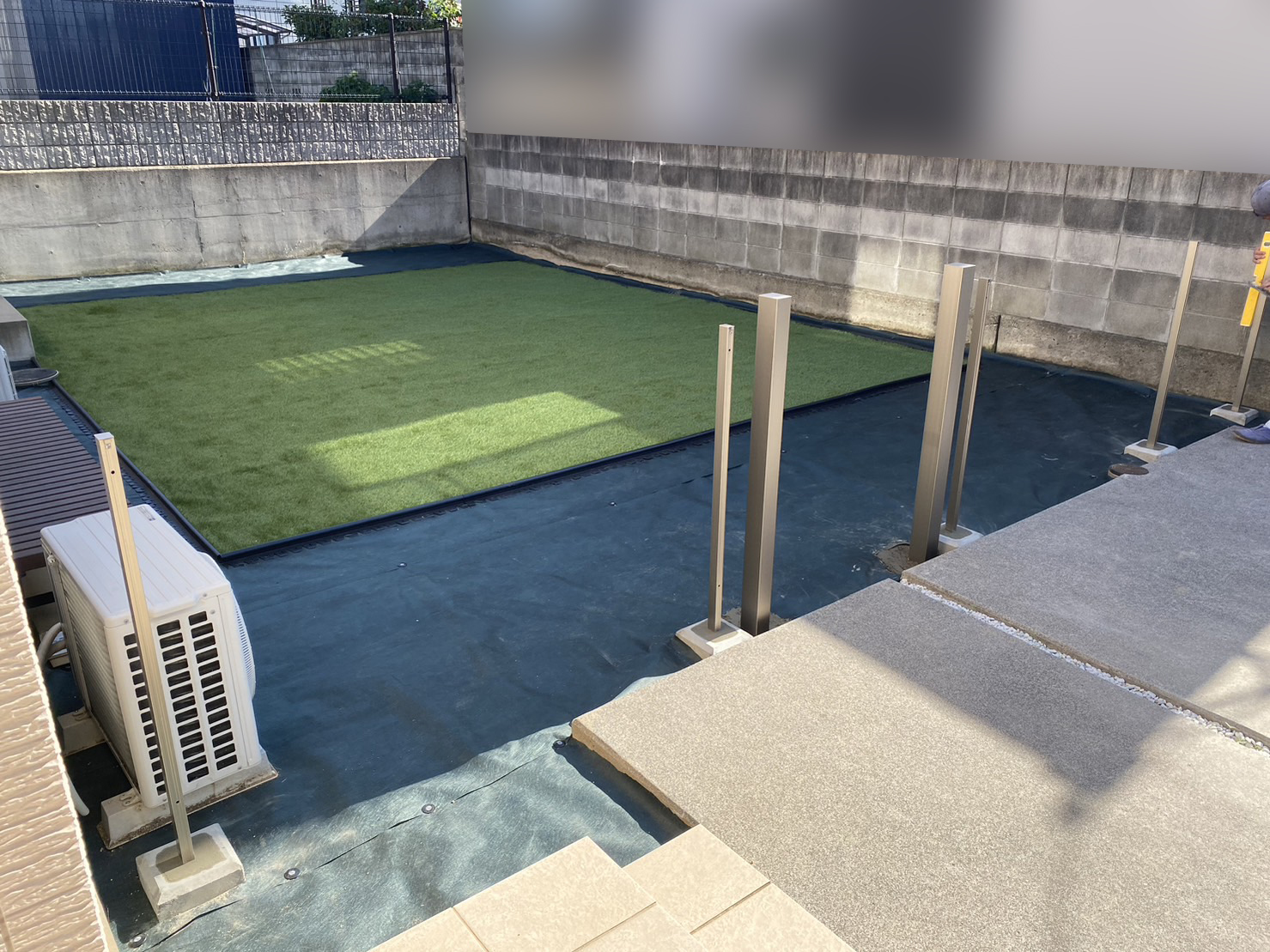 【香川県丸亀市Ｔ様邸】ワンちゃん囲い🐶フェンス・門扉の柱たて (株)カインズガーデン｜香川の雑草対策，庭リフォーム工事，庭仕舞い