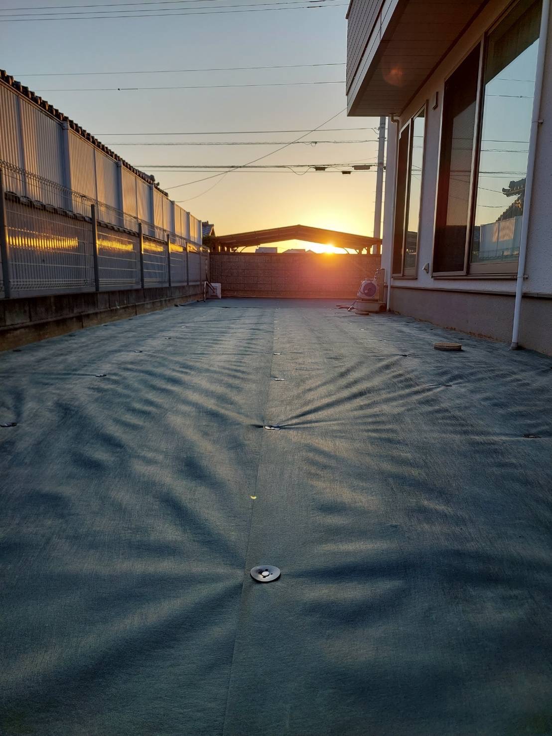 【香川県丸亀市Ｙ様邸】雑草対策、初日でスッキリ✨ (株)カインズガーデン｜香川県の雑草対策，庭リフォーム工事，庭仕舞い