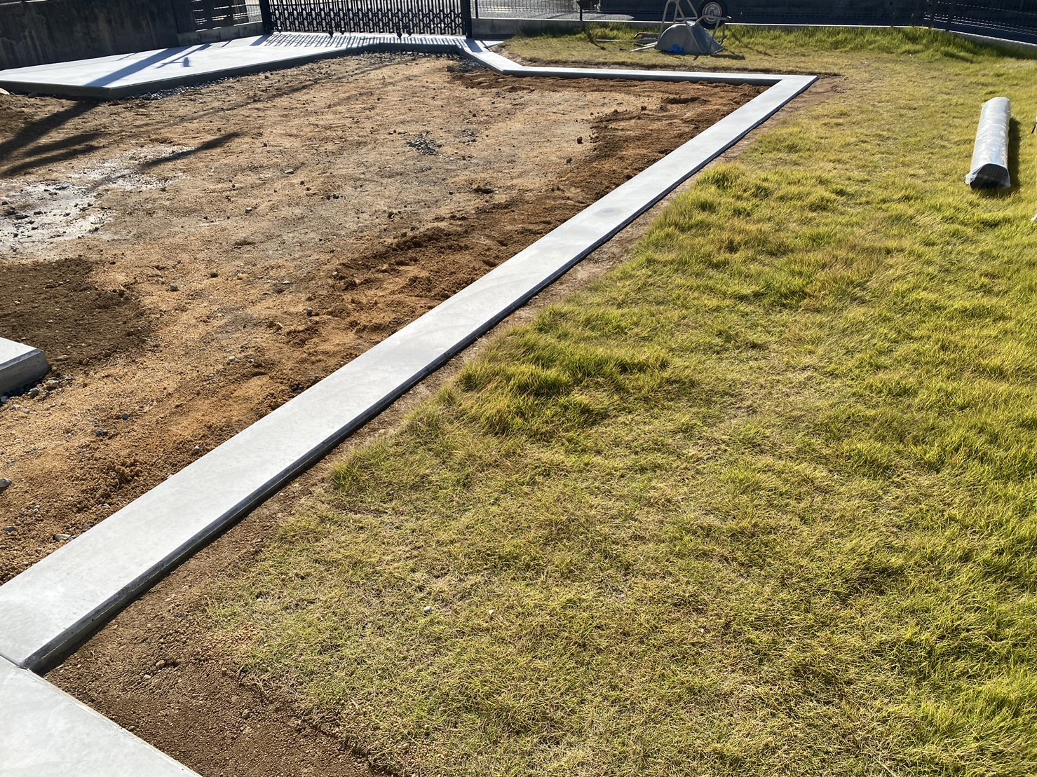 【香川県高松市Ｓ様邸】コンクリートの道・土間コンクリート養生完了✨ (株)カインズガーデン｜雑草対策，庭リフォーム工事，庭仕舞い