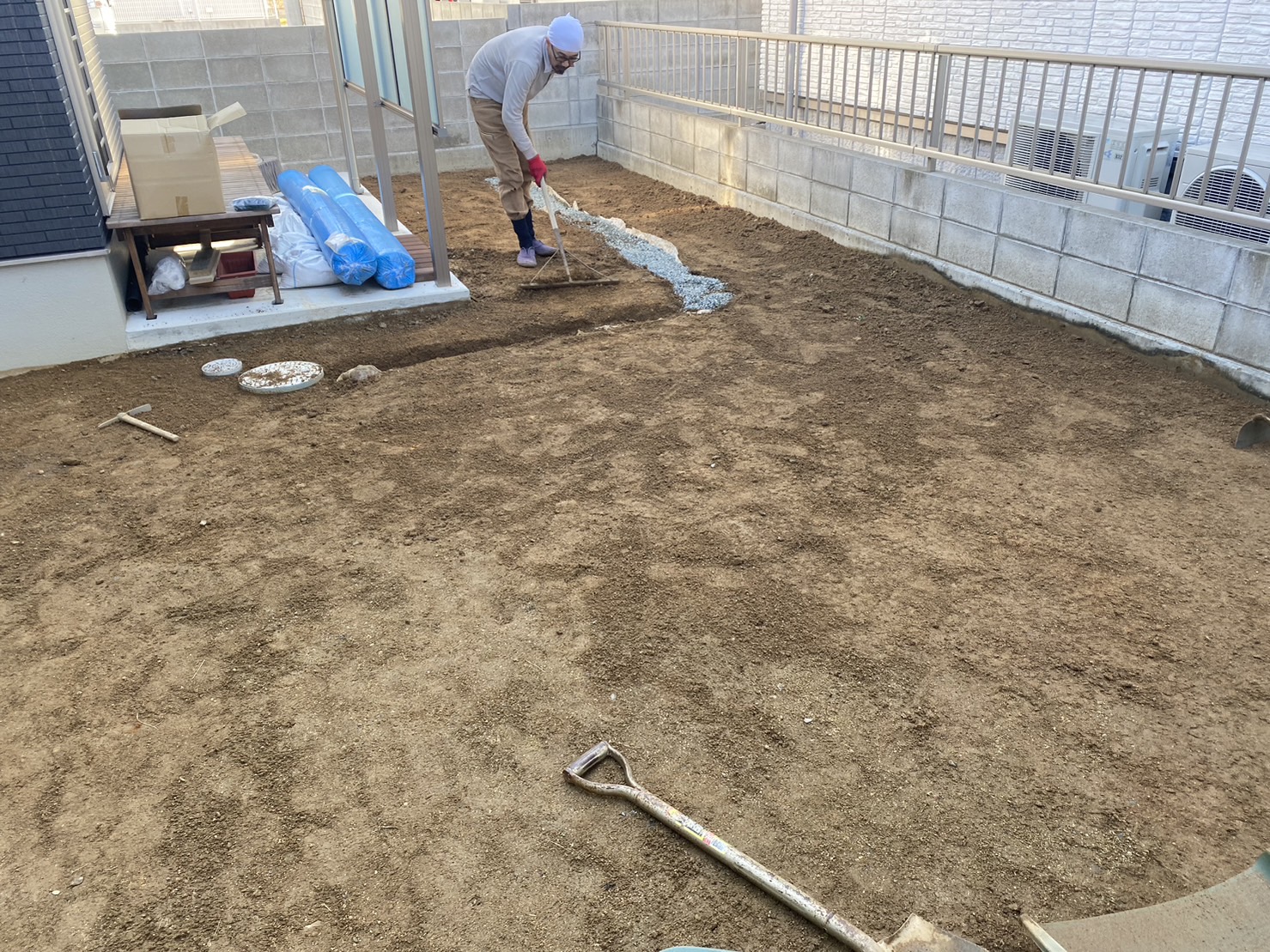 【香川県・綾川町Ｋ様邸】雑草対策と人工芝施工／物置工事、本日着工👷 (株)カインズガーデン｜雑草対策，庭リフォーム工事