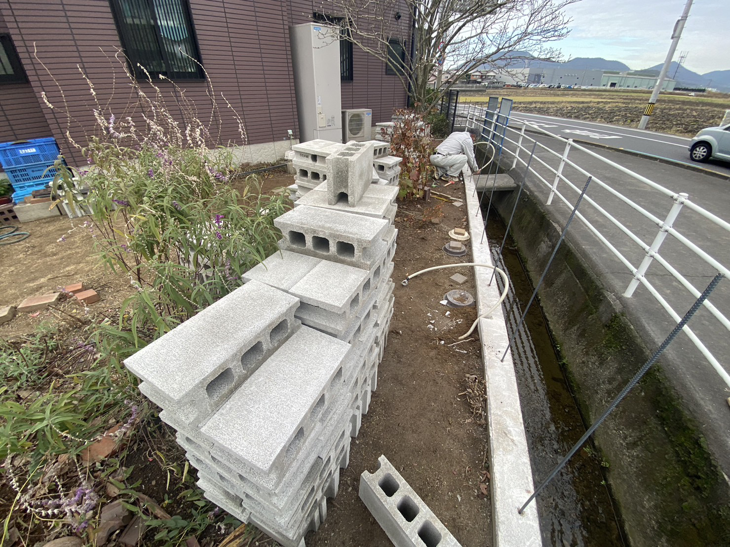 【香川県三豊市Ａ様邸】ブロック工事スタート (株)カインズガーデン｜香川県の庭リフォーム工事，庭仕舞い，修繕工事