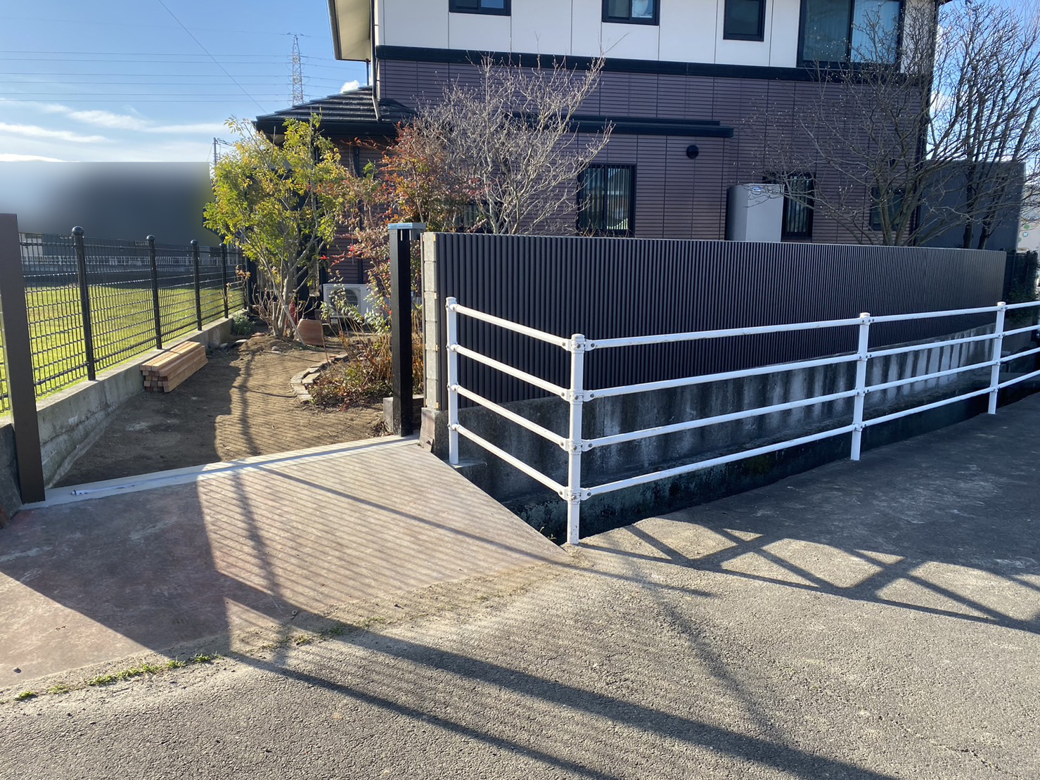 【香川県三豊市Ａ様邸】ブロック塀をオシャレなガルバ塀に✨ (株)カインズガーデン｜庭リフォーム工事，庭仕舞い，修繕工事