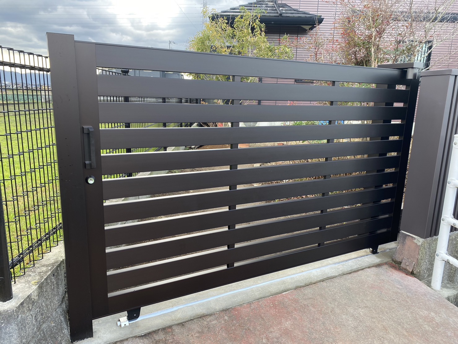 【香川県三豊市Ａ様邸❷】引戸門扉完了✨／フェンス・門扉修繕工事の続報 (株)カインズガーデン｜香川県の庭リフォーム工事