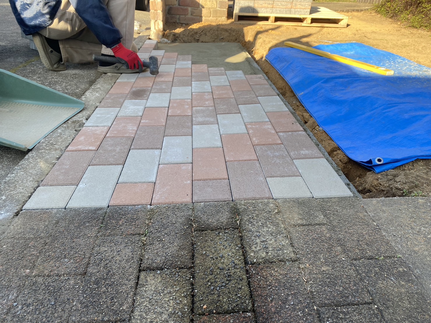 【香川県高松市Ｎ様邸】インターロッキングブロック施工中 (株)カインズガーデン｜香川県の庭リフォーム工事，庭仕舞い，修繕工事