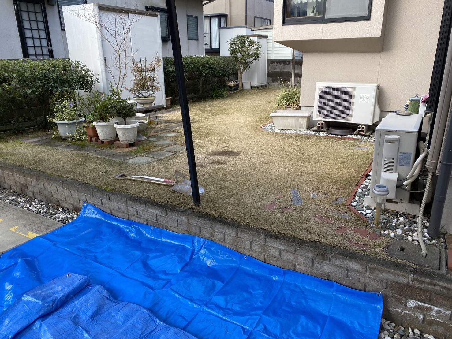 【香川県・国分寺町Ｉ様邸】人工芝撤去＆天然芝施工、本日着工👷 (株)カインズガーデン｜香川の雑草対策，庭リフォーム工事