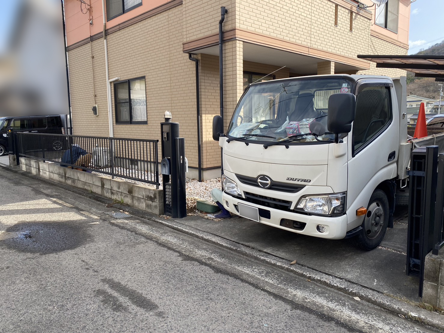 【香川県坂出市Ｋ様邸】駐車場の出入り口拡張工事、本日着工👷 (株)カインズガーデン｜香川の庭リフォーム工事，エクステリア工事