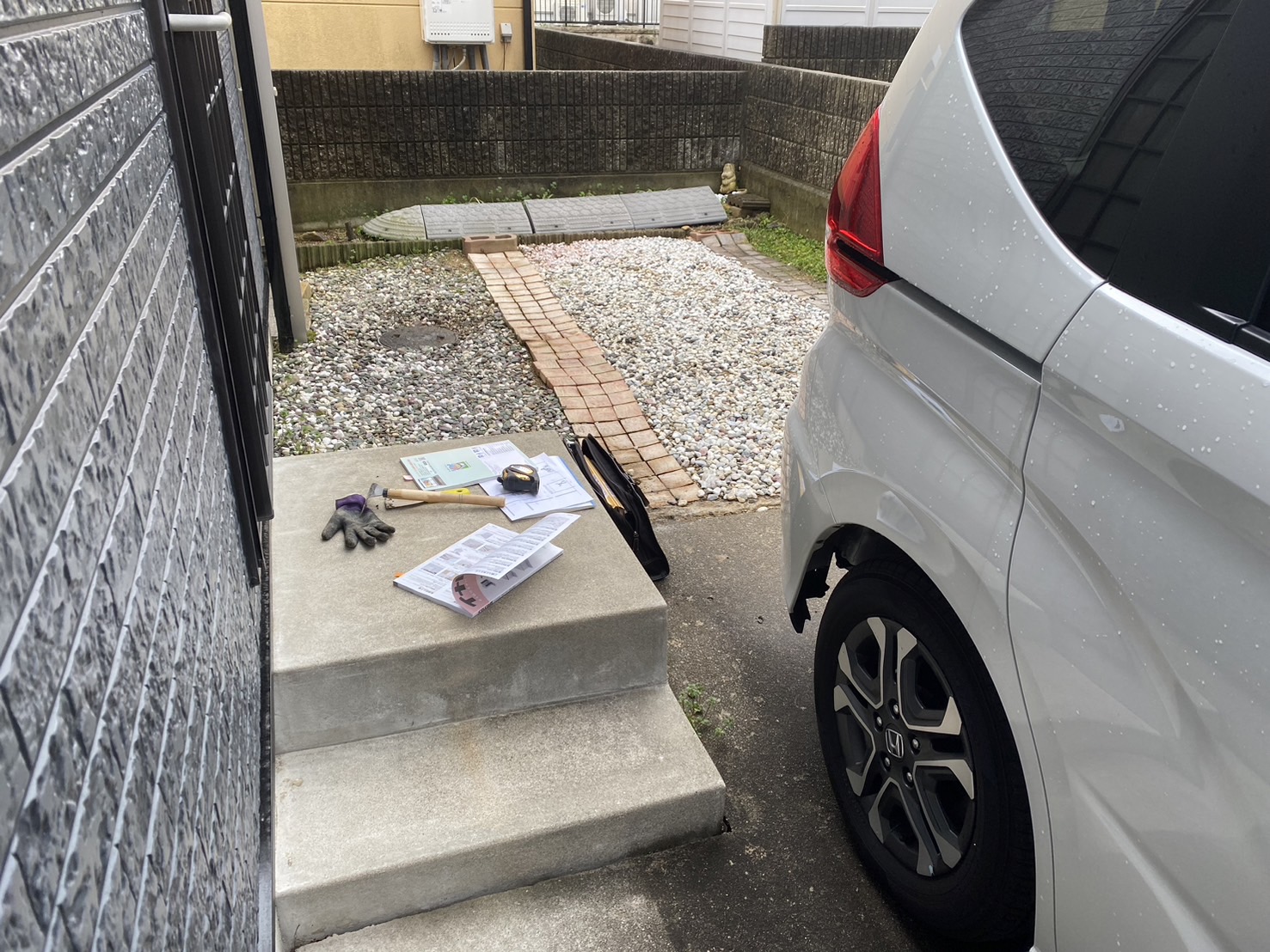 【香川県・綾川町Ｙ様邸】バイクガレージ設置工事、本日着工⛑ (株)カインズガーデン｜香川県の庭リフォーム工事，庭仕舞い，エクステリア工事