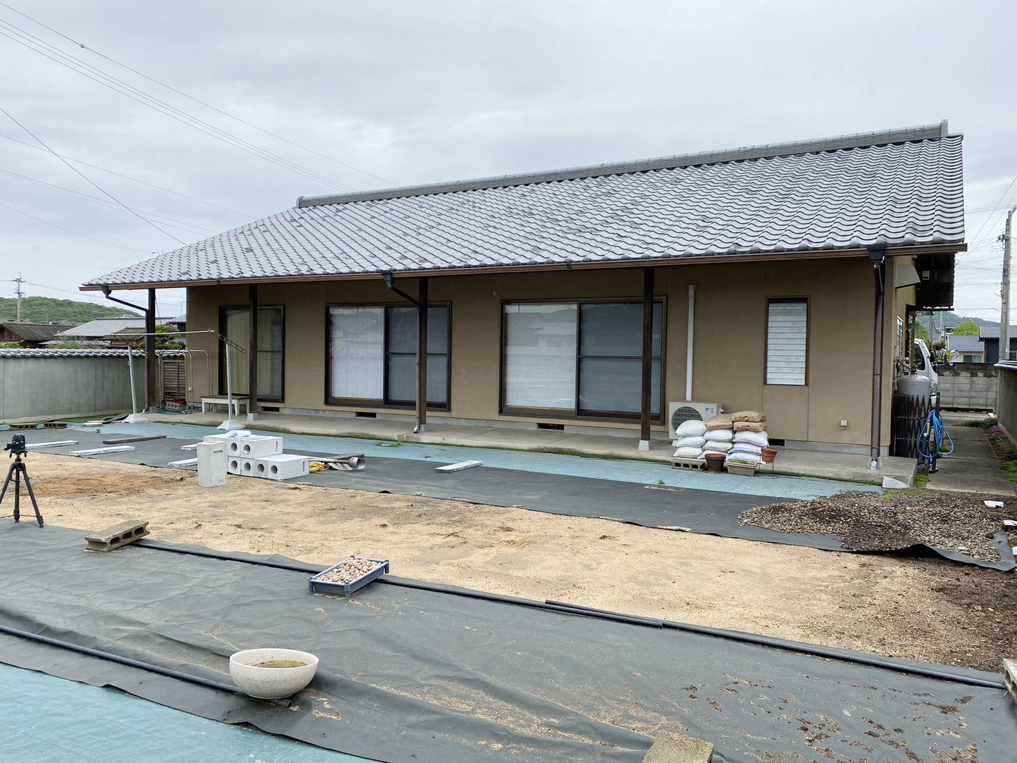 【香川県さぬき市Ｙ様邸】スクリーン（目隠しフェンス）工事、本日着工⛑ (株)カインズガーデン｜香川の庭リフォーム工事，エクステリア工事