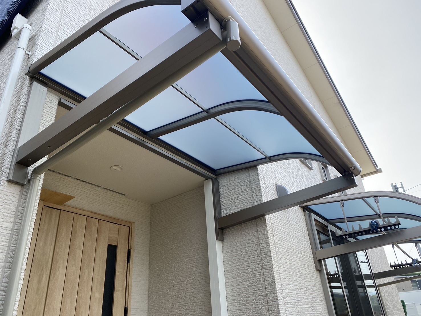 【香川県・綾川町Ｋ様邸】３期・玄関面テラス屋根工事、着工＆㊗完工 (株)カインズガーデン｜香川の庭リフォーム，エクステリア工事