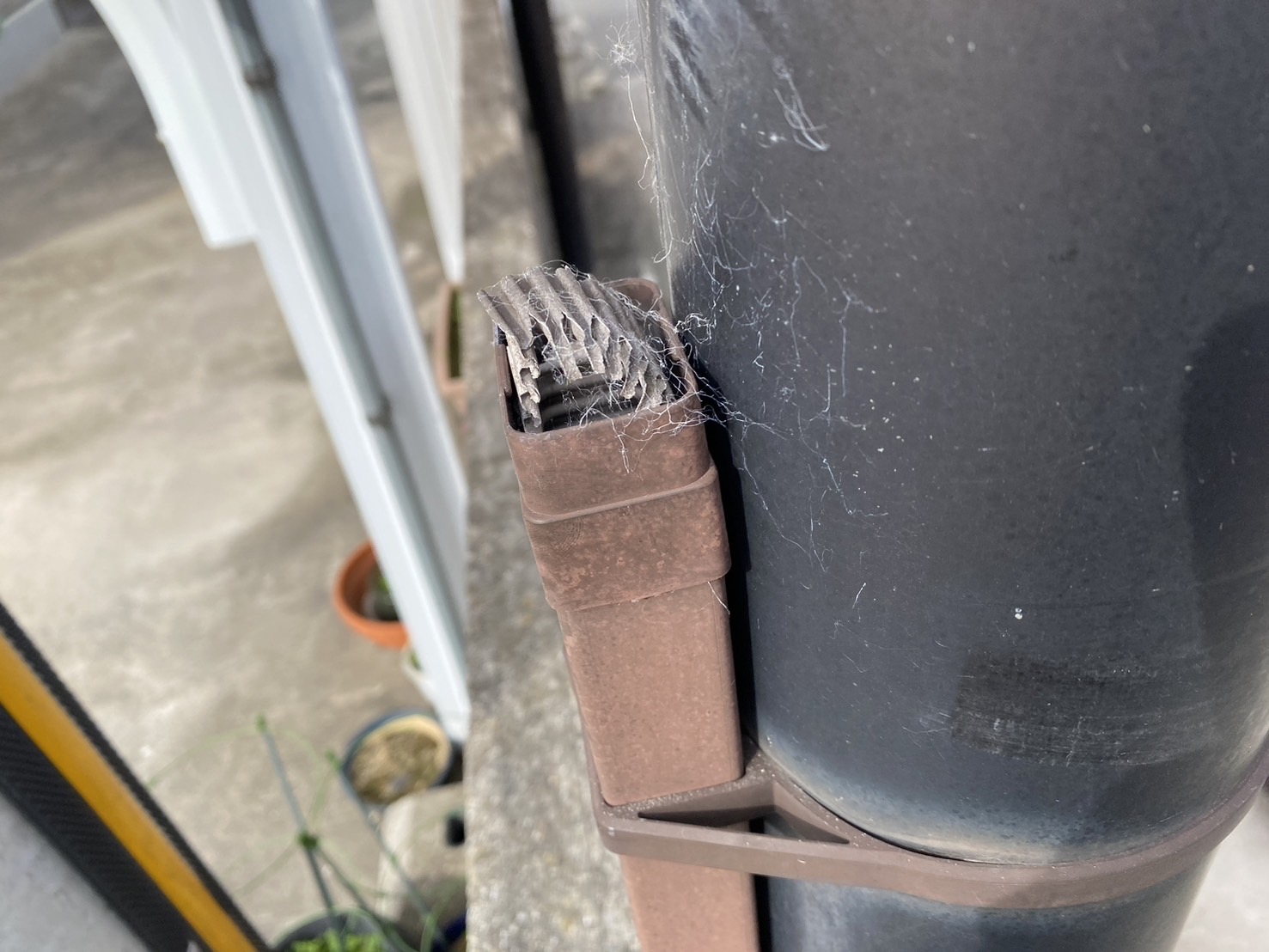 【香川県・琴平町Ｈ様邸】カーポートの雨樋破損交換㊗完了 (株)カインズガーデン｜香川の庭リフォーム，エクステリア修繕工事