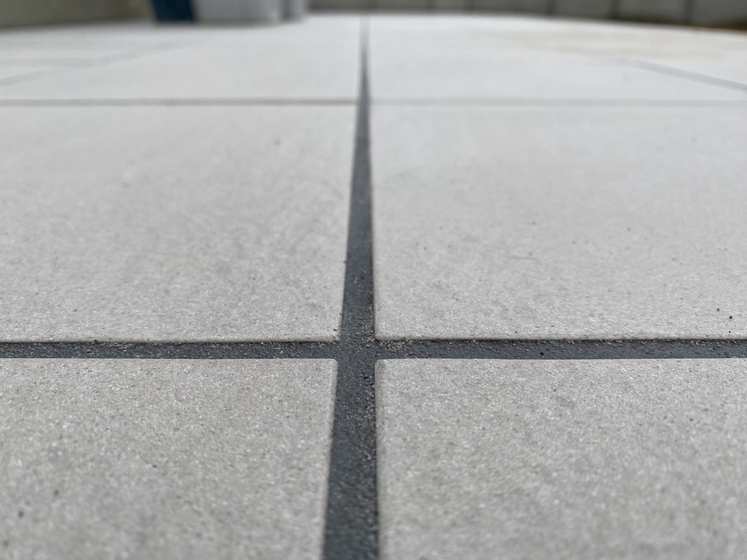 【香川県坂出市Ｍ様邸】タイル完了✨雑草対策の防草シートと砂利施工中 (株)カインズガーデン｜香川の庭リフォーム工事，庭仕舞い