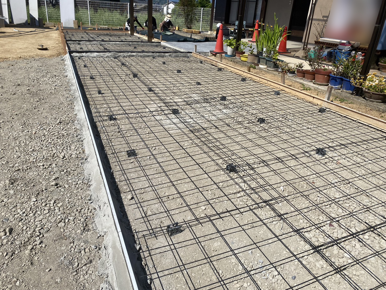 【香川県・綾川町Ｈ様邸】駐車場土間準備・雑草対策砂利敷き・物置移設 (株)カインズガーデン｜香川の庭リフォーム工事，庭仕舞い