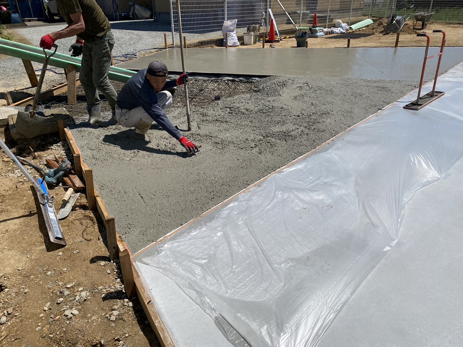 【香川県・綾川町Ｈ様邸】駐車スペース２回目の土間打ち (株)カインズガーデン｜香川の庭リフォーム工事，庭仕舞い，雑草対策