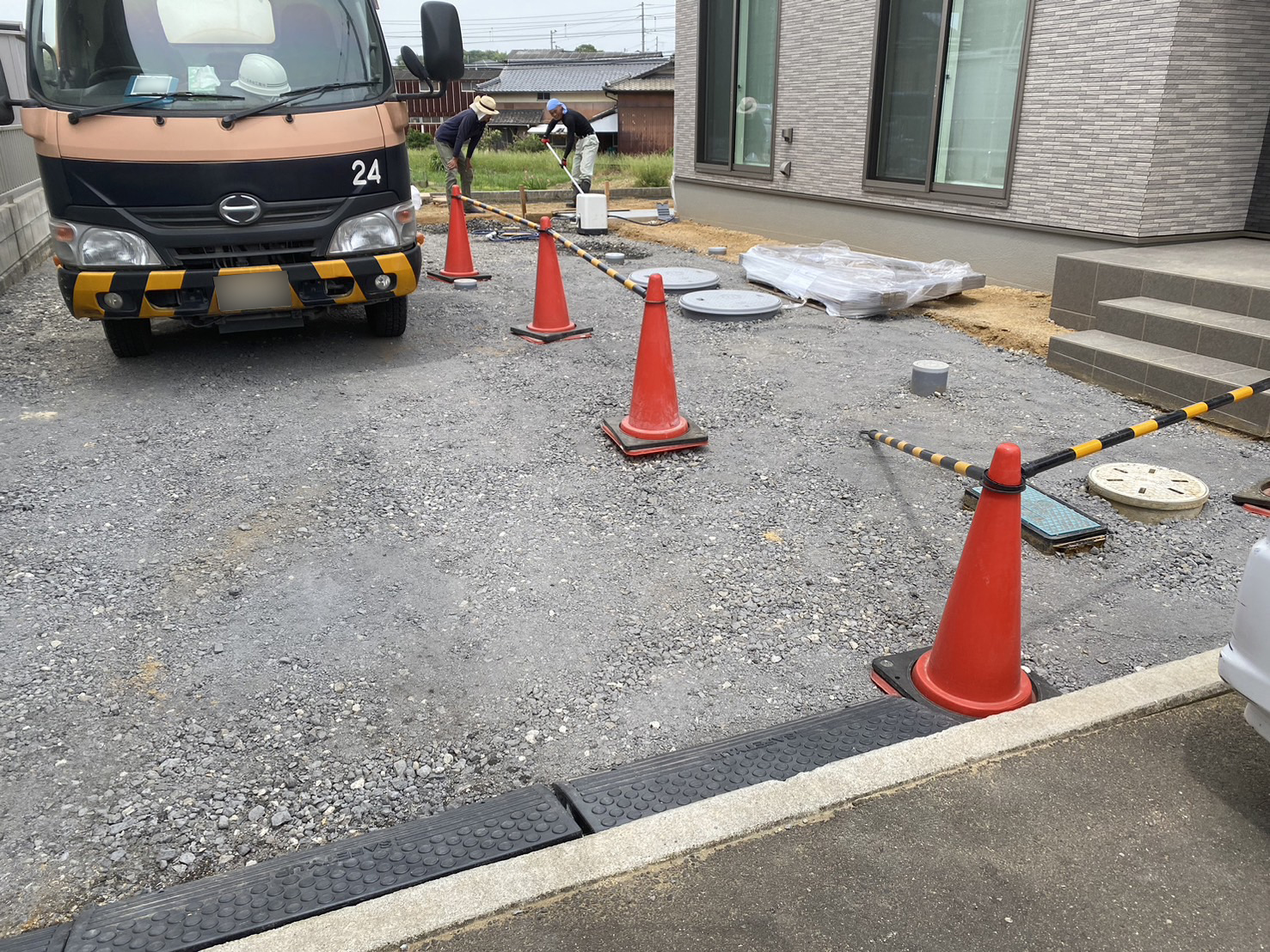 【香川県Ａ様邸】コンクリート打設は計３回、１回目デッキ下完了✨ (株)カインズガーデン｜香川の庭工事，外構エクステリア工事