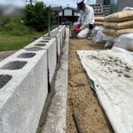 【香川県Ａ様邸】１回目コンクリ打設ＯＫ！境界ブロック施工中 (株)カインズガーデン｜香川の庭工事，外構エクステリア工事