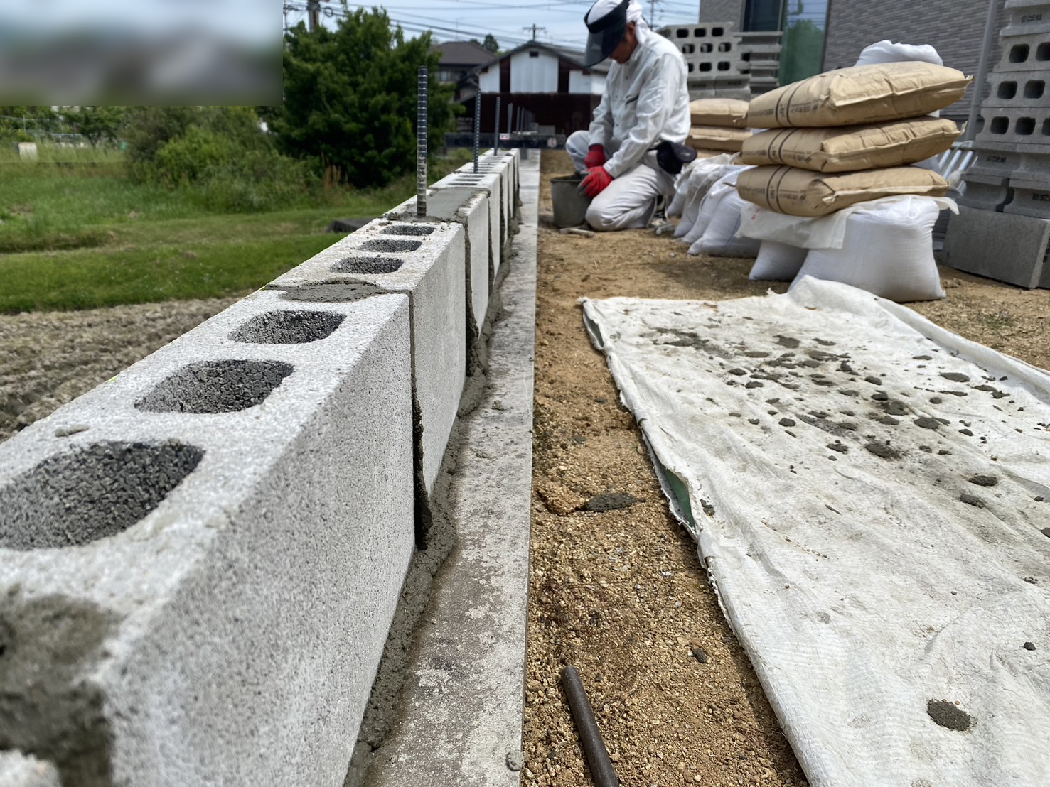 【香川県Ａ様邸】１回目コンクリ打設ＯＫ！境界ブロック施工中 (株)カインズガーデン｜香川の庭工事，外構エクステリア工事