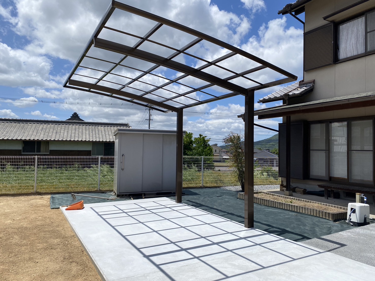 【香川県・綾川町Ｈ様邸】２回目土間完了・カーポートや雑草対策 (株)カインズガーデン｜香川の庭リフォーム工事，庭仕舞い