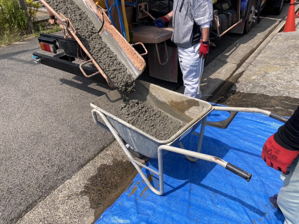 【香川県高松市ＨＯ様邸】❶テラス下❷駐車場、土間コンクリート打設完了 (株)カインズガーデン｜雑草対策，庭リフォーム工事，庭仕舞い