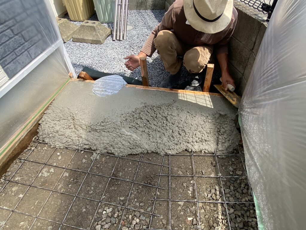 【香川県高松市ＨＯ様邸】❶テラス下❷駐車場、土間コンクリート打設完了 (株)カインズガーデン｜雑草対策，庭リフォーム工事，庭仕舞い