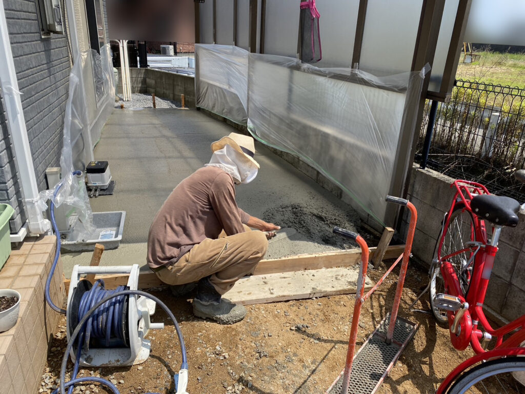 【香川県高松市ＨＯ様邸】❶テラス下❷駐車場、土間コンクリート打設完了 (株)カインズガーデン｜雑草対策，庭リフォーム工事，庭仕舞い