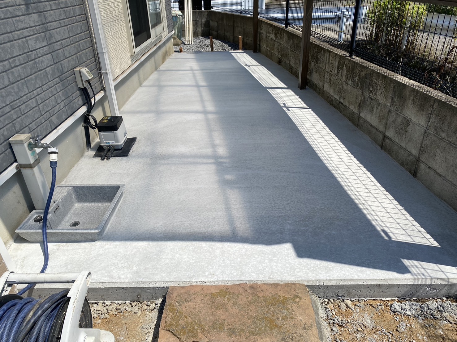 【香川県高松市ＨＯ様邸】❶テラス下❷駐車場、土間コンクリート打設完了 (株)カインズガーデン｜雑草対策，庭リフォーム工事，庭仕舞い