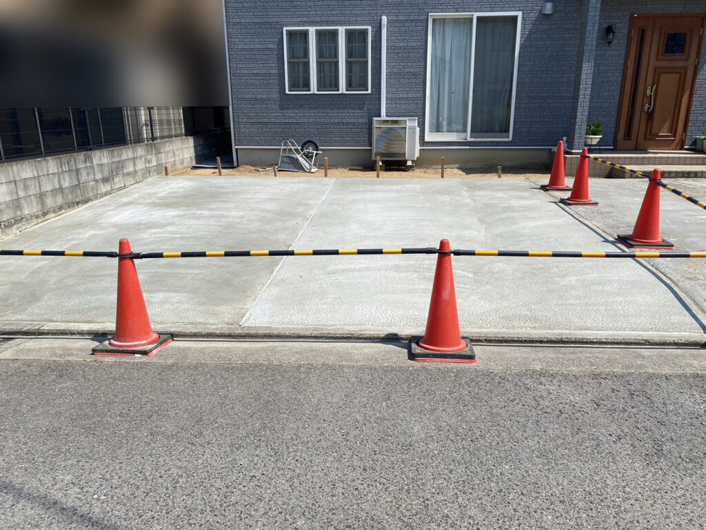 【香川県高松市ＨＯ様邸】❶テラス下❷駐車場、土間コンクリート打設完了 (株)カインズガーデン｜雑草対策，庭リフォーム工事，庭仕舞い