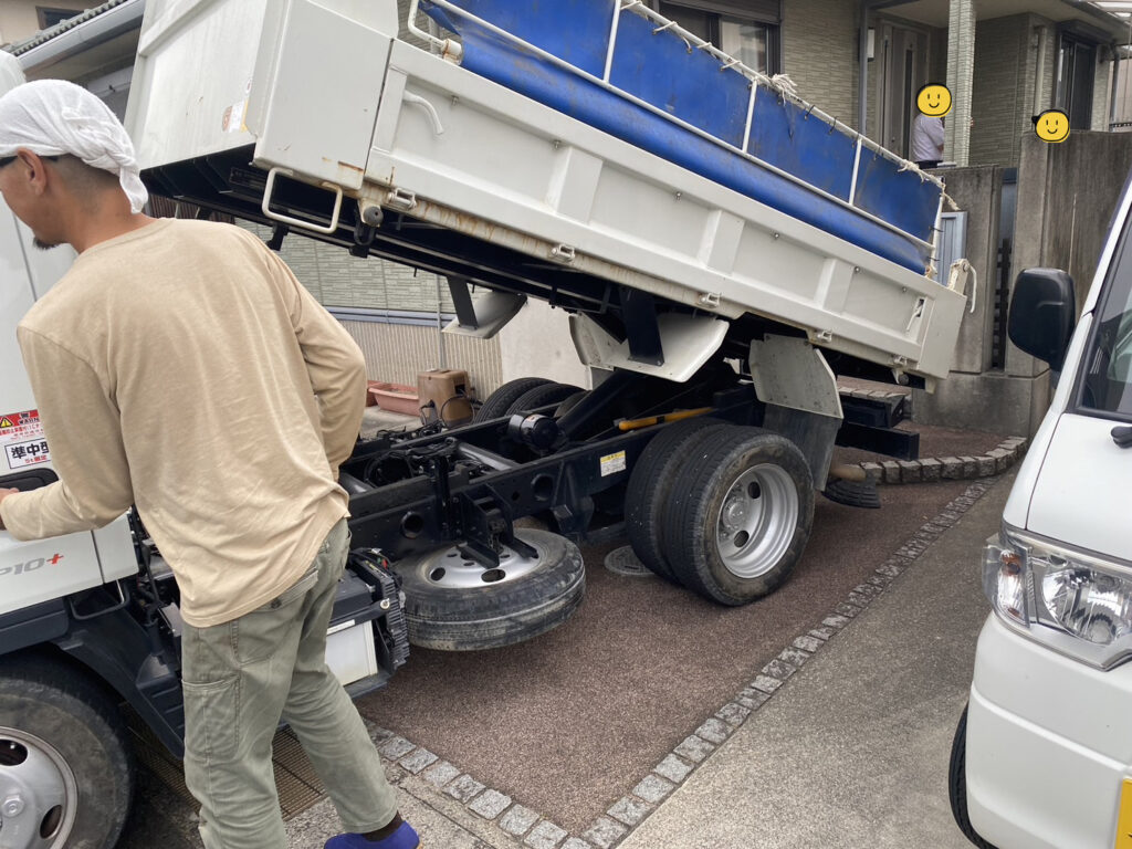 【香川県高松市Ｓ様邸】テラス設置・雑草対策の防草シート張り完了 (株)カインズガーデン｜香川の庭リフォーム工事，庭仕舞い