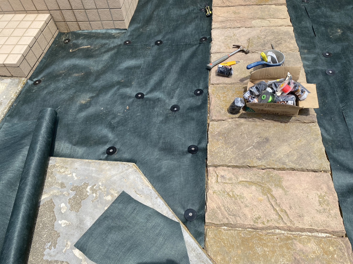 【香川県高松市ＨＯ様邸】雑草対策！防草シート施工中 (株)カインズガーデン｜香川県の雑草対策，庭リフォーム工事，庭仕舞い